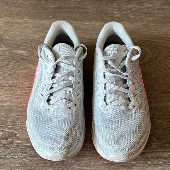 Nike Shoes - Nike Women’s Metcon 5 platinum grey/pink